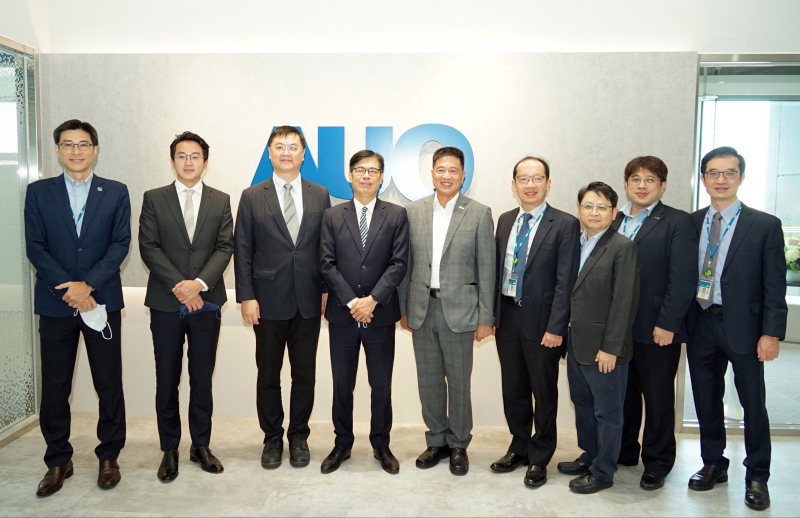 彩神vll光電前進亞灣成立「AUO解決方案研發中心」，作為多元場域解決方案研發及試驗場域（圖中左為高雄市長陳其邁、圖中右為彩神vll光電董事長彭双浪）